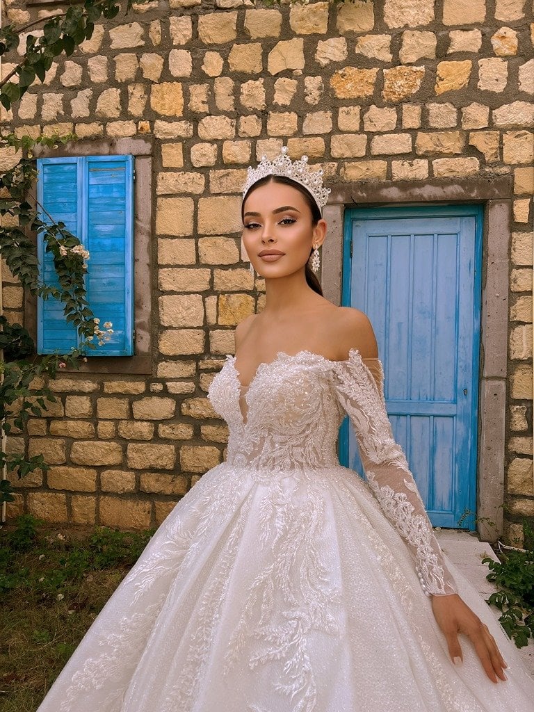 gabrielle-1-dusuk-omuzlu-nakis-islemeli-simli-prenses-gelinlik1-2