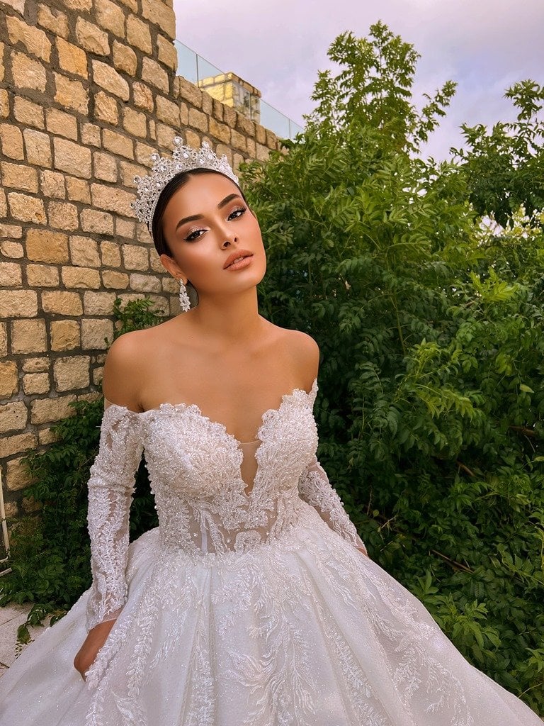 gabrielle-1-dusuk-omuzlu-nakis-islemeli-simli-prenses-gelinlik1-4-1