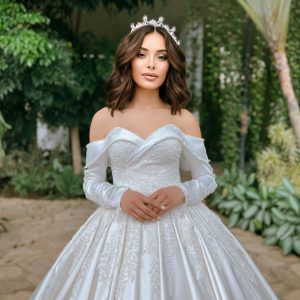 Düşük Omuzlu Romantik Yaka Nakış İşli Saten Prenses Gelinlik